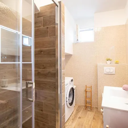 2 Bedroom Beautiful In Holiday home *