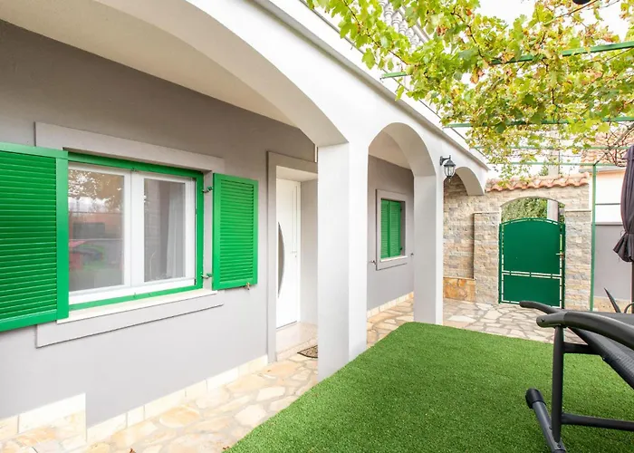 2 Bedroom Beautiful In Semesterbostad Pridraga