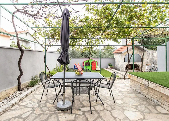 2 Bedroom Beautiful In Semesterbostad